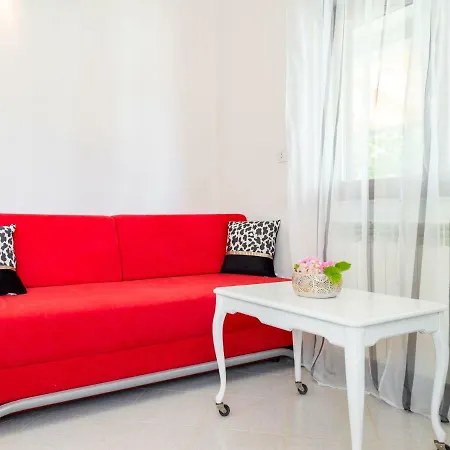 Spacious Holiday In With Pool * Tugare
