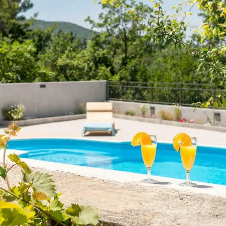 Spacious Holiday In With Pool