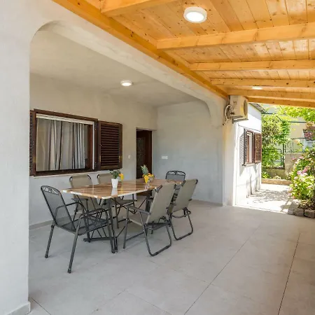 Spacious Holiday In With Pool * Tugare