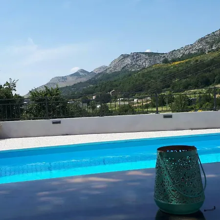 Hébergement de vacances Spacious Holiday In With Pool Tugare