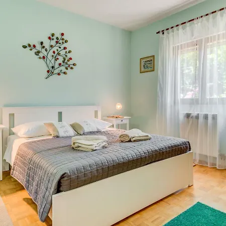 Spacious Holiday In With Pool Сasa de vacaciones *